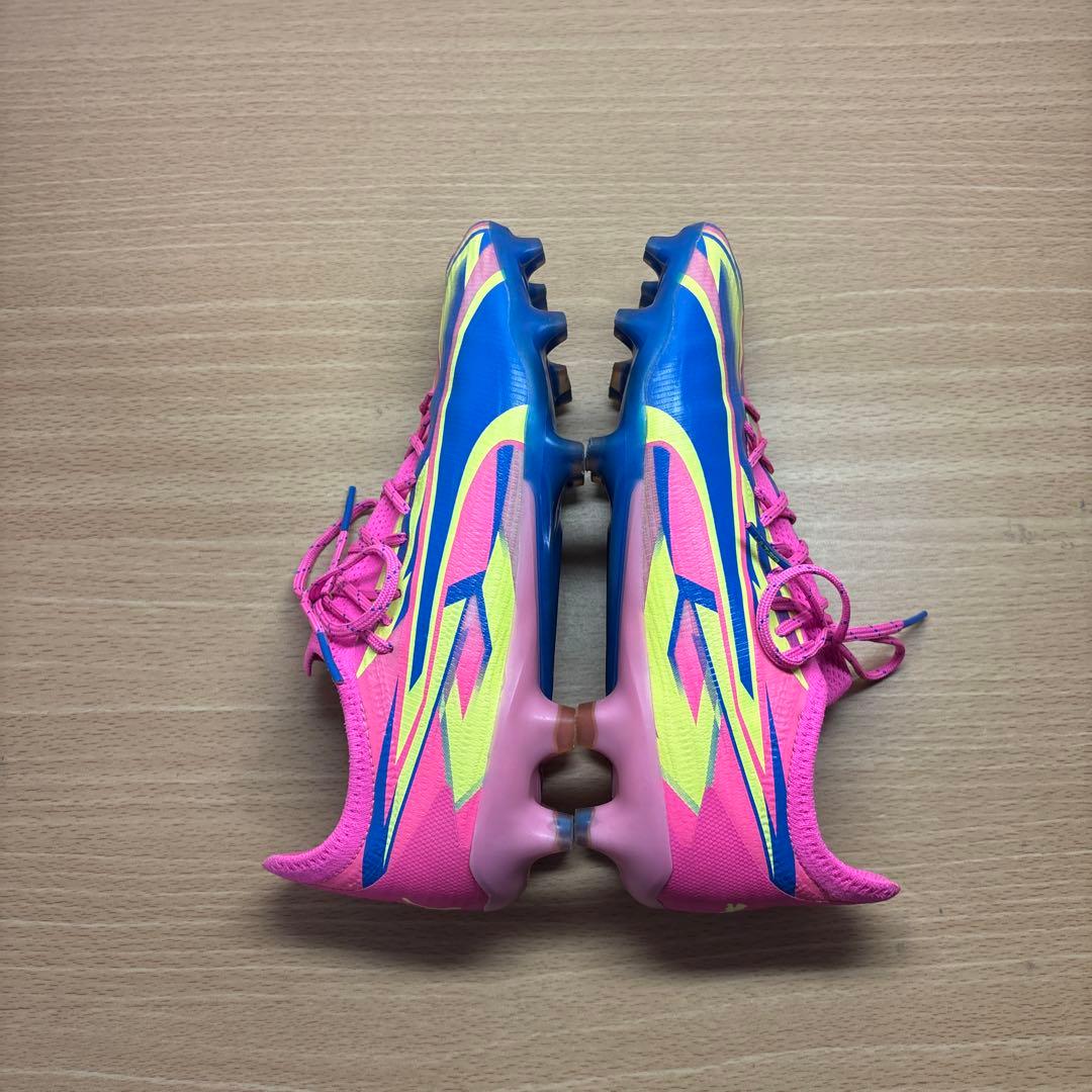 サッカーシューズ プーマ ウルトラピンク/青/黄 ストライプ