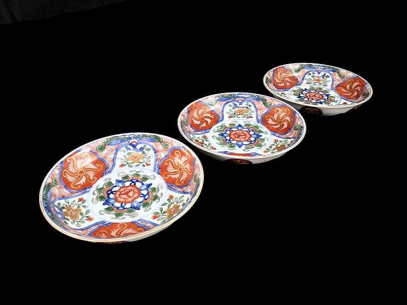 大聖寺伊万里　金襴手　花に菊花四方襷紋の図　４寸皿　３枚　B207-CHc