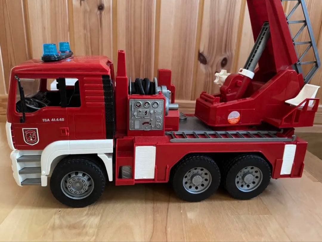 Bruder ブルーダー 消防車　ランドローバー　ショベルカー　おまけ付き