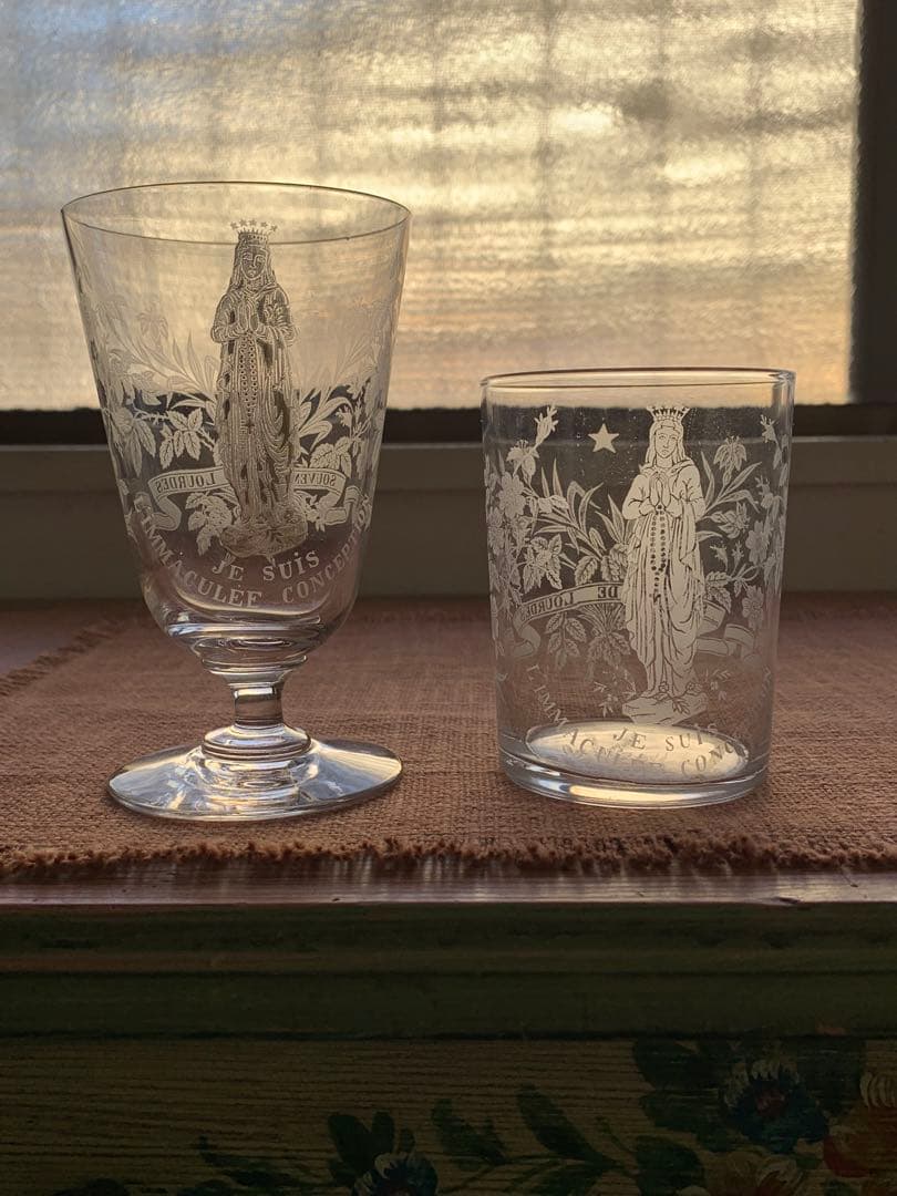 フランスアンティーク　レアなマリア様が美しくカットされた素敵なグラス2個セット！