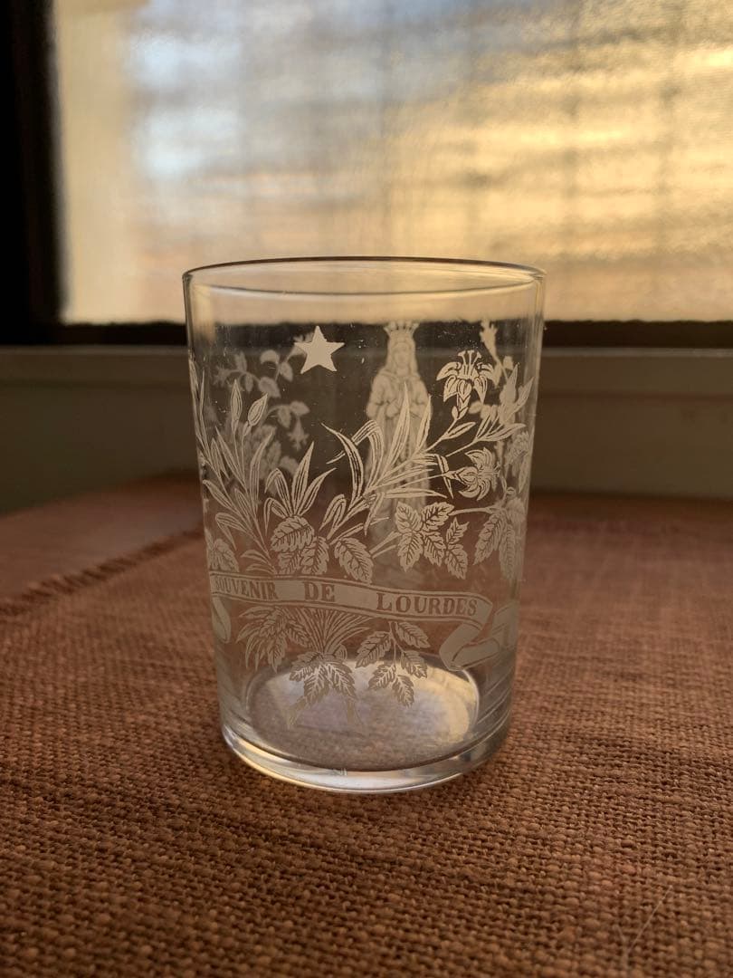 フランスアンティーク　レアなマリア様が美しくカットされた素敵なグラス2個セット！