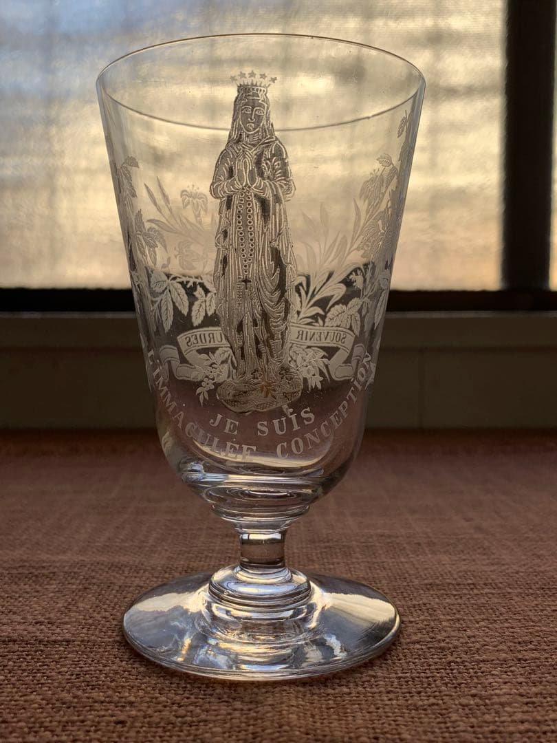 フランスアンティーク　レアなマリア様が美しくカットされた素敵なグラス2個セット！