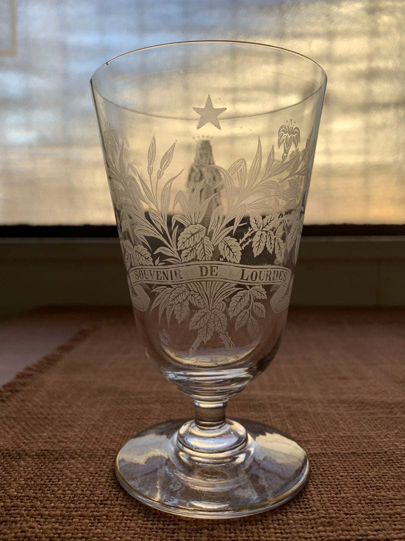 フランスアンティーク　レアなマリア様が美しくカットされた素敵なグラス2個セット！