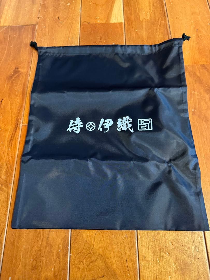 侍伊織　新シューズ WTライン ゴルフシューズ 収納袋付き