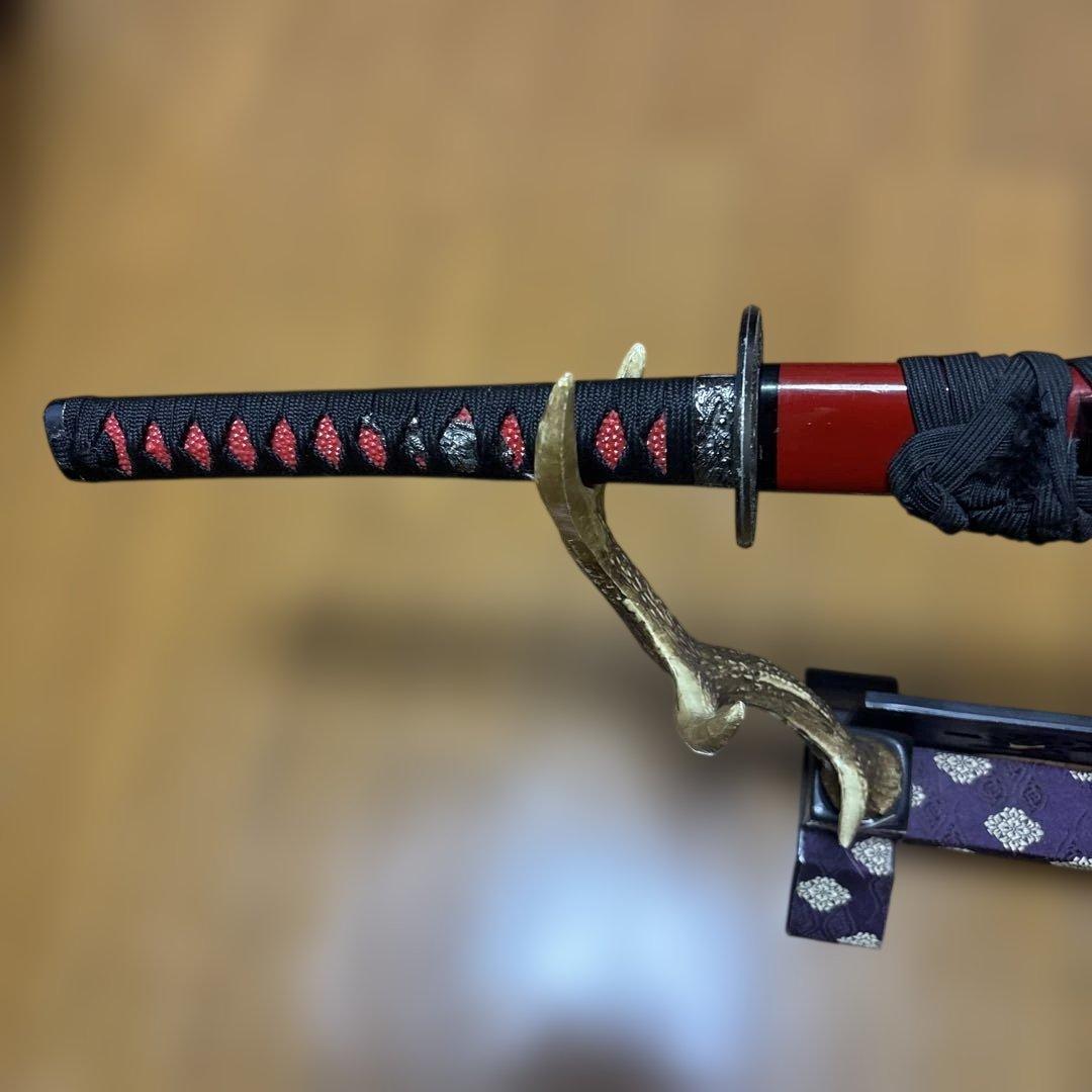 赤い刀 金色の鍔 紫色の台座