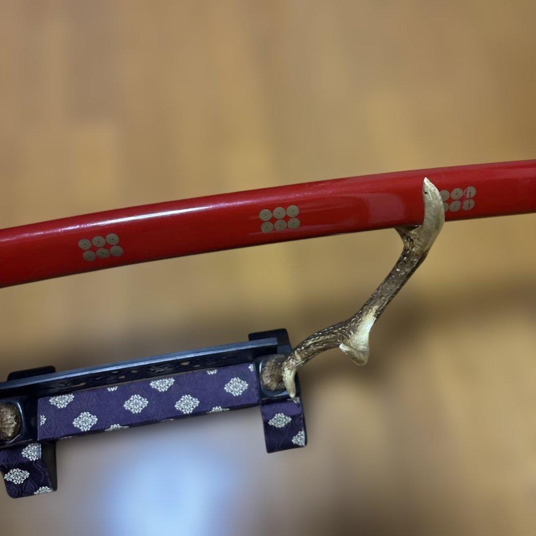 赤い刀 金色の鍔 紫色の台座