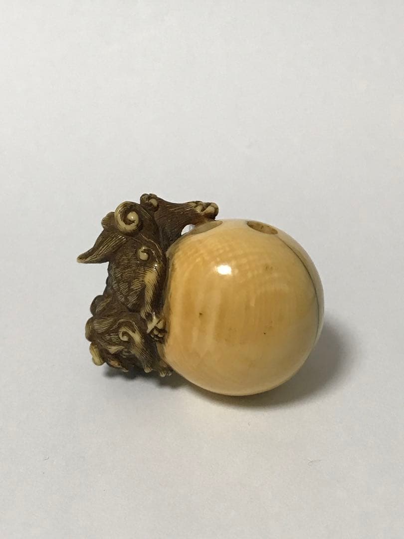 根付　江戸時代　玉獅子