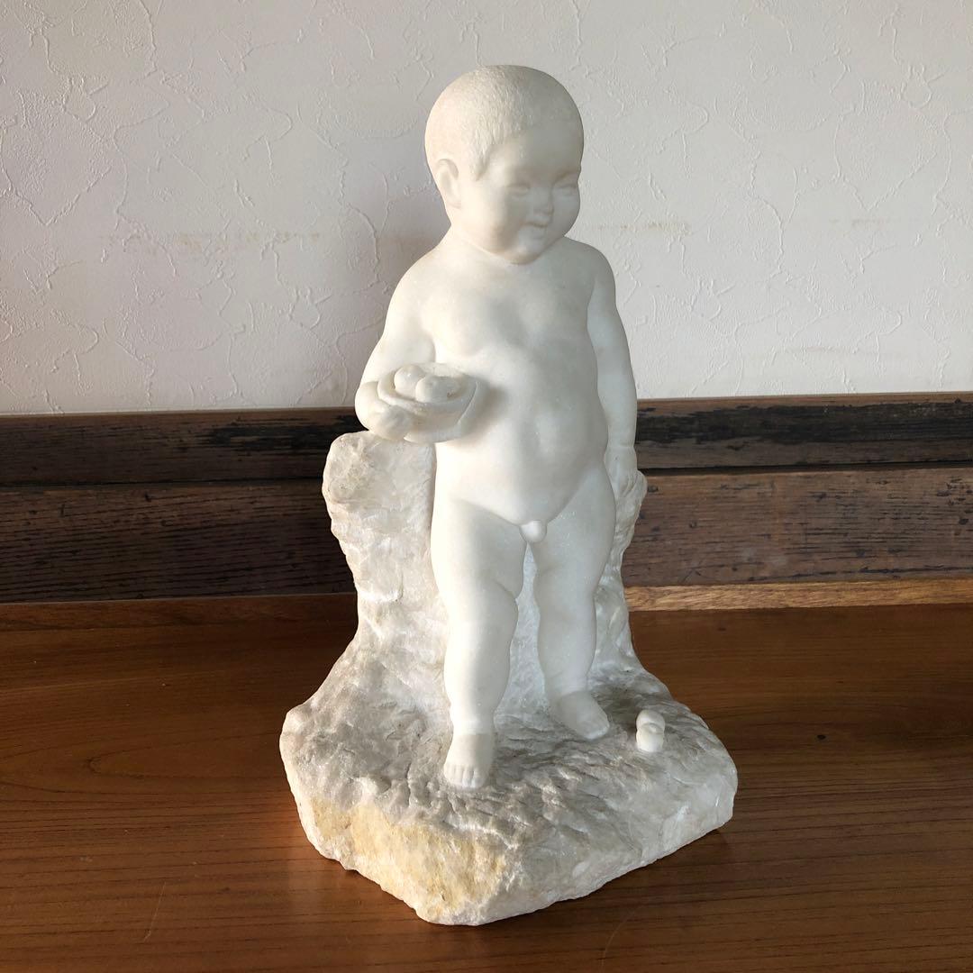 蔵の中にあった大理石の男児像