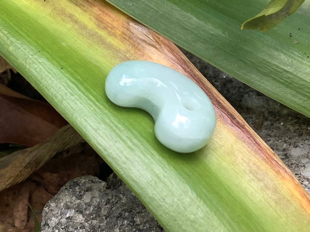 ✳本物の守護石をお身近に‼️ 出雲型糸魚川翡翠勾玉50万円以上の端材使用　鑑別書付