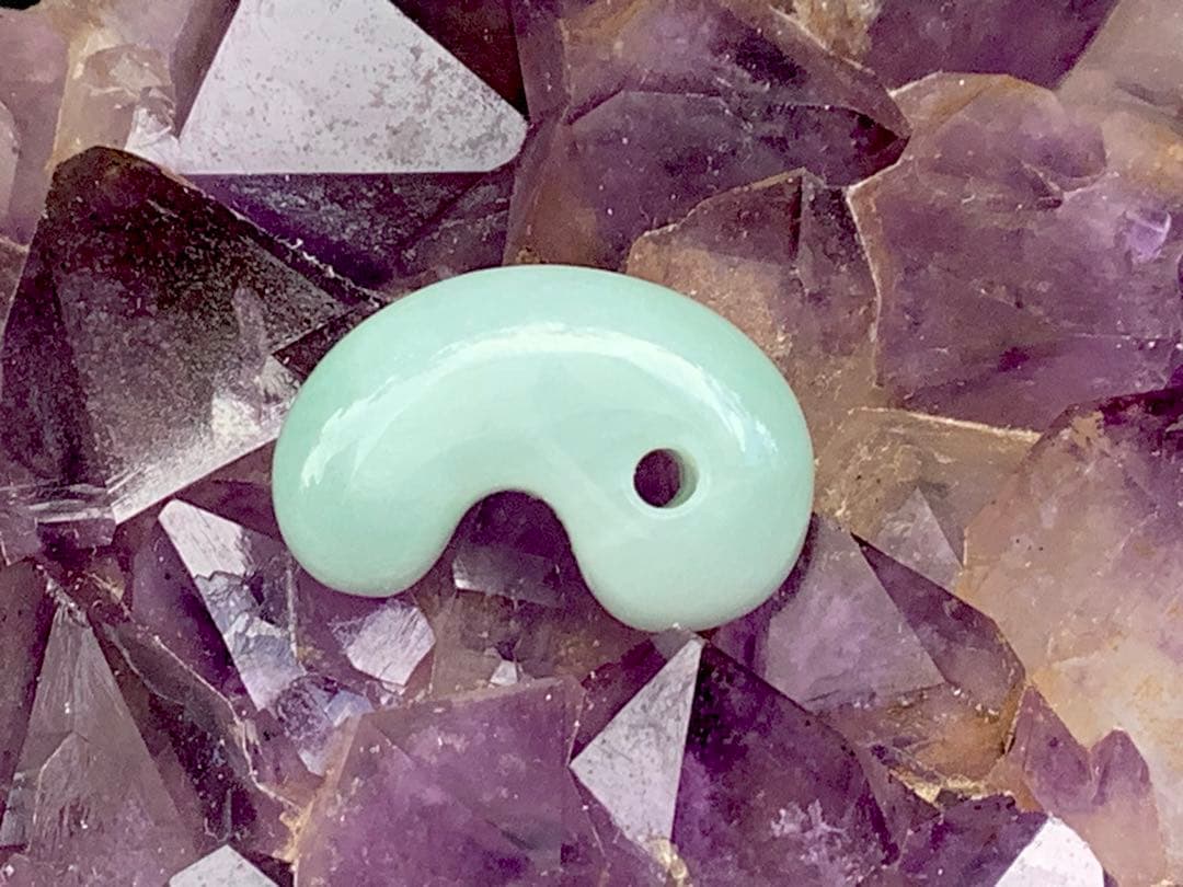 ✳本物の守護石をお身近に‼️ 出雲型糸魚川翡翠勾玉50万円以上の端材使用　鑑別書付