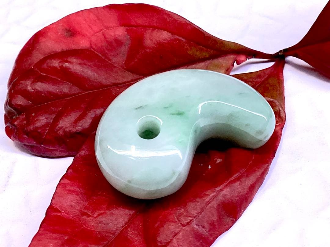 ✳極上*緑輝石一色の透過‼️ 糸魚川翡翠勾玉　本物天然無垢のジェダイト　鑑別書付‼️