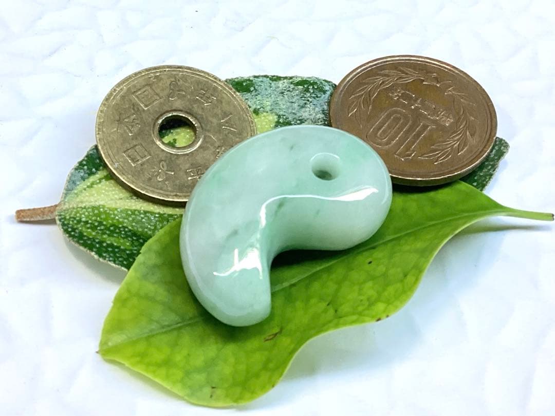 ✳極上*緑輝石一色の透過‼️ 糸魚川翡翠勾玉　本物天然無垢のジェダイト　鑑別書付‼️