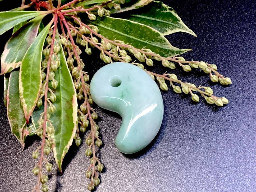 ✳極上*緑輝石一色の透過‼️ 糸魚川翡翠勾玉　本物天然無垢のジェダイト　鑑別書付‼️