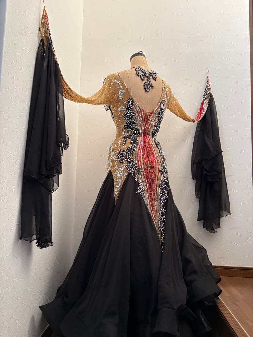 社交ダンス　タカダンスドレス 黒と赤色