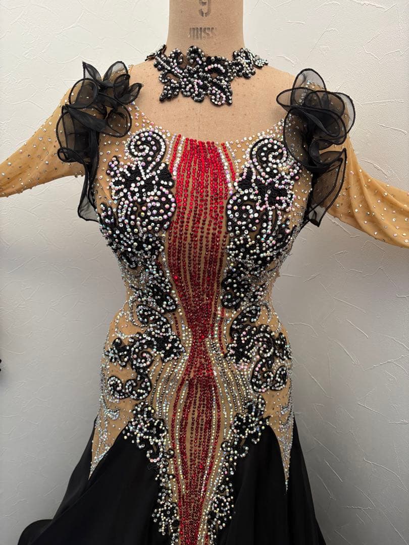 社交ダンス　タカダンスドレス 黒と赤色