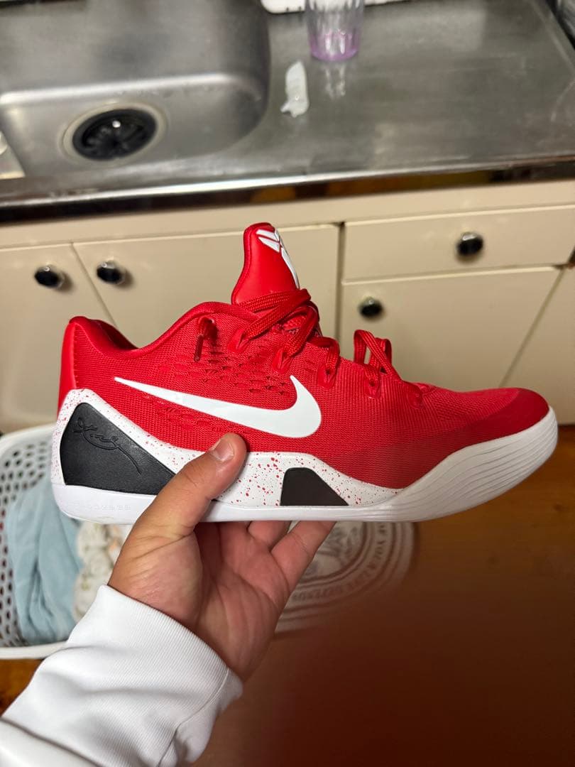 NIKE KOBE レッド スニーカー