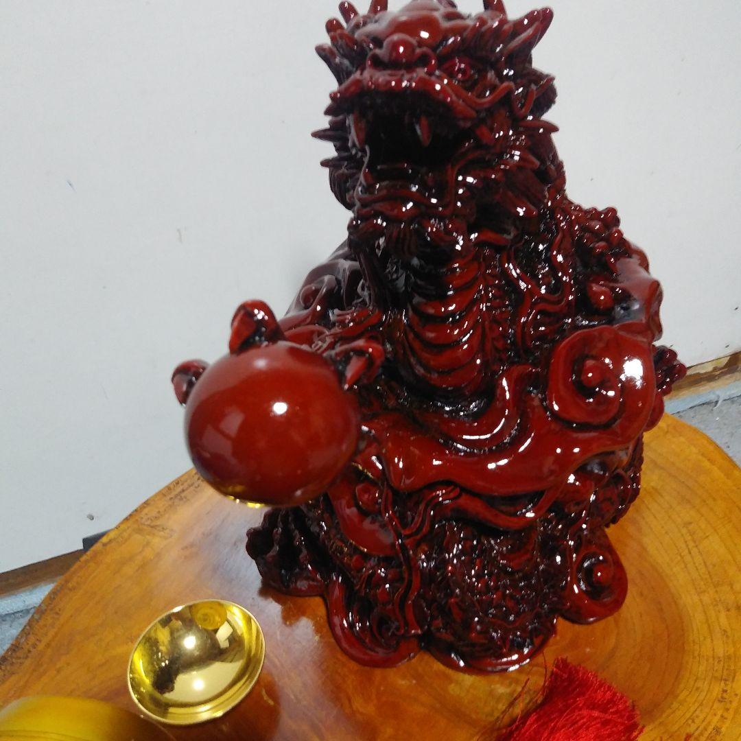 赤色の龍の彫刻 置物
