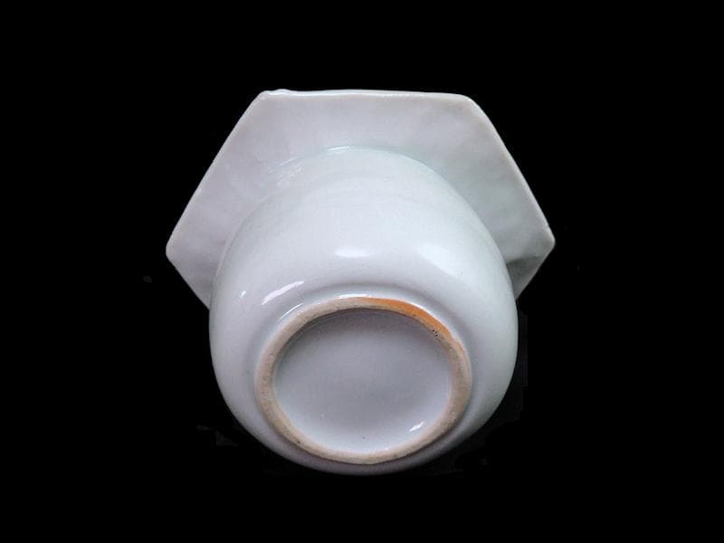 古伊万里　白磁　壺型　陽刻　梅花の図　六角　盃台　D193AS-CGn