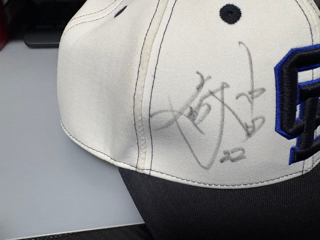 キャップ サイン入り NPBロゴ 大野雄大選手　田島選手のサイン入りです。