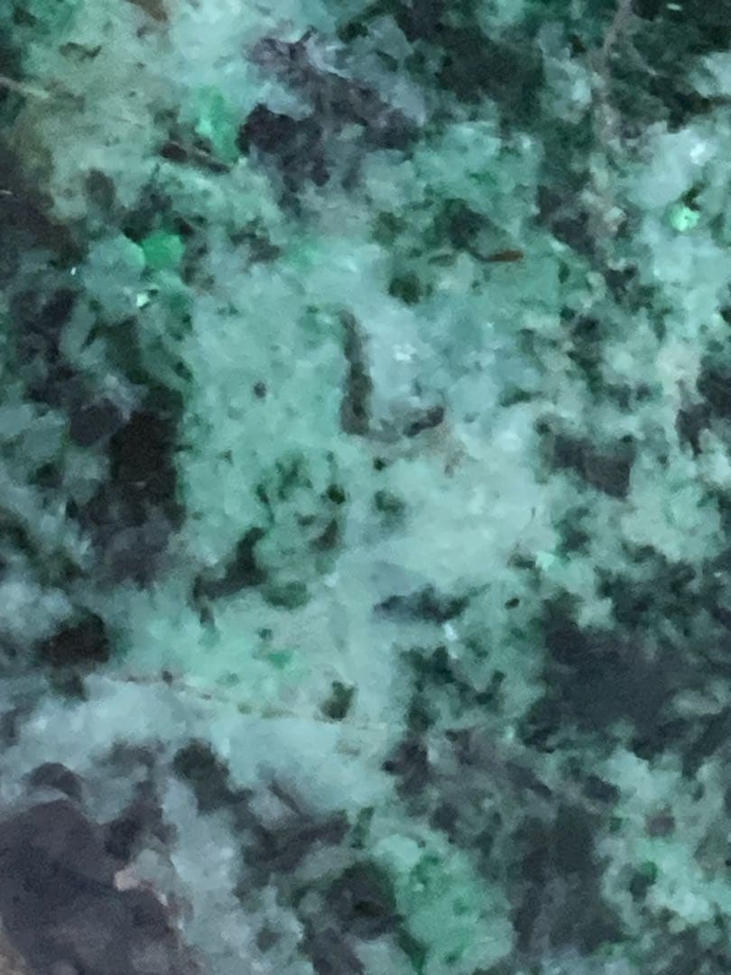 翡翠原石ミャンマー　鉱物石コレクション品一面カット10kチョイ高さ約30cm置物