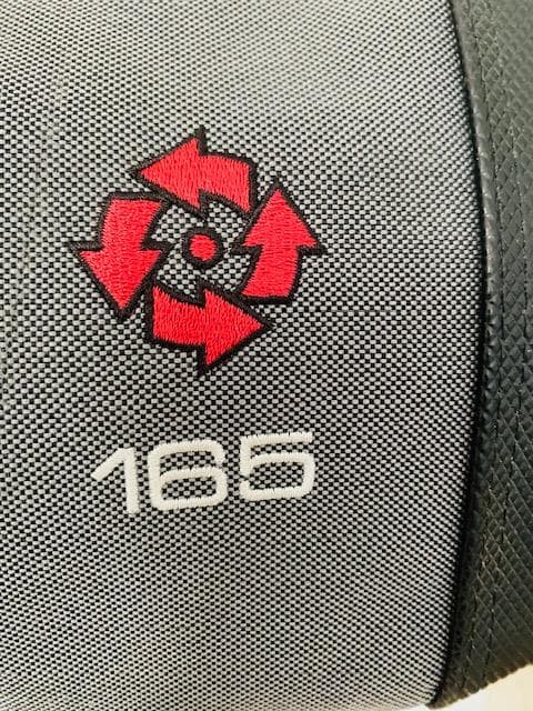 背中に背負うタイプではなく、ウィールで転がしながら全装備を携行できるバッグ