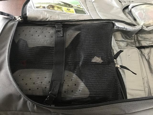 背中に背負うタイプではなく、ウィールで転がしながら全装備を携行できるバッグ