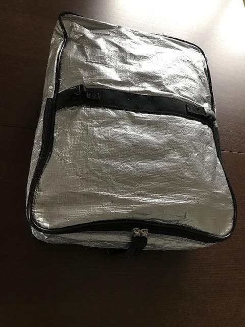 背中に背負うタイプではなく、ウィールで転がしながら全装備を携行できるバッグ