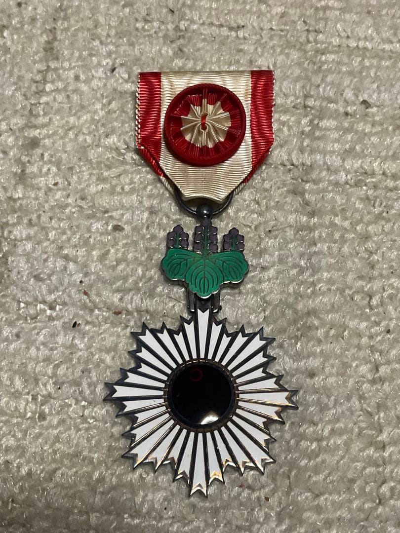 本物／勲四等旭日小授章。【昭和レトロ　美品　】。