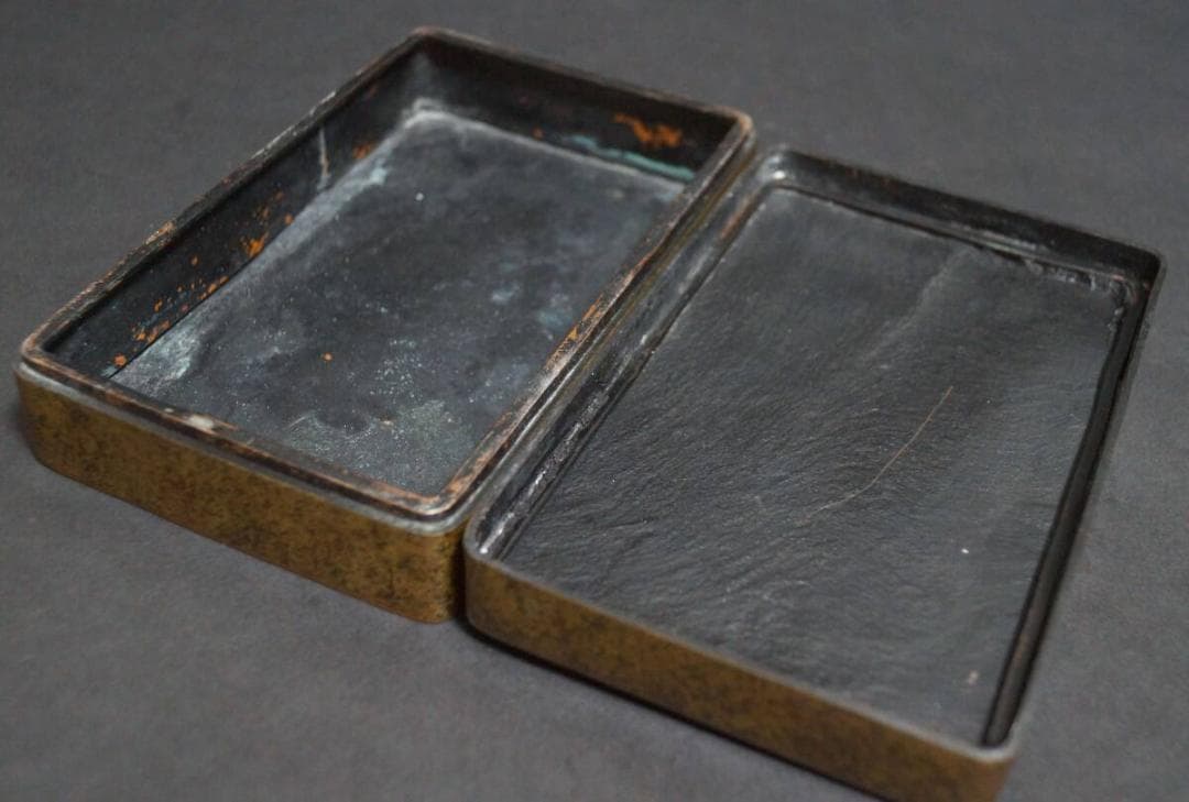 清末期 寶慧冠造古銅製大型長方形墨盒刻『南郡開国第一女子中学校贈古墨入箱歴史資料