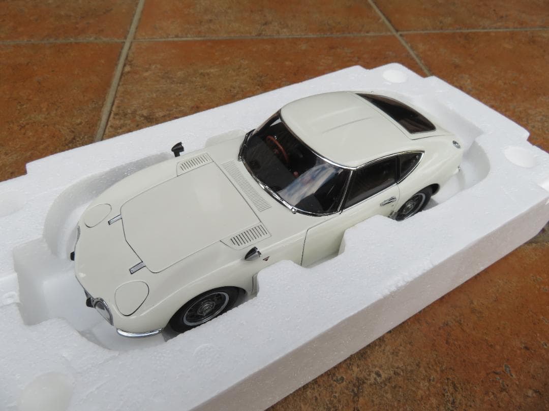 オートアート　1/18　トヨタ2000GT
