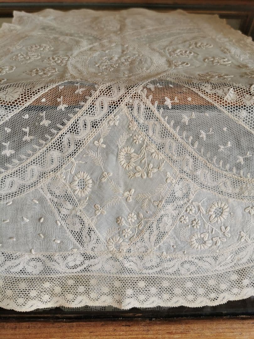 アンティーク オーガンジー盛上花刺繍 カーキグレー ノルマンディーレースランナー