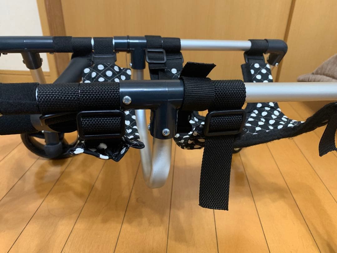 中型犬　4輪　犬用　車いす 歩行器　黒と白の水玉　手押し棒付　お食事　介護補助