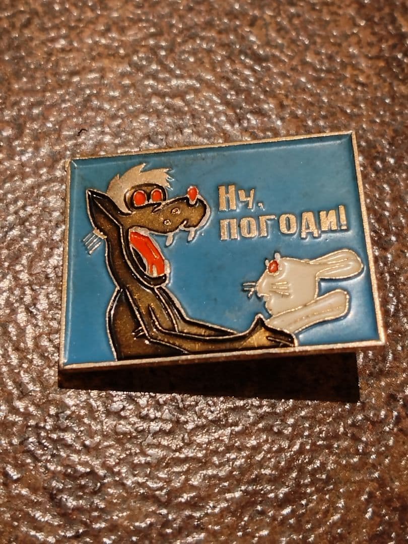 アンティーク オオカミとウサギの型バッジ 1970年代