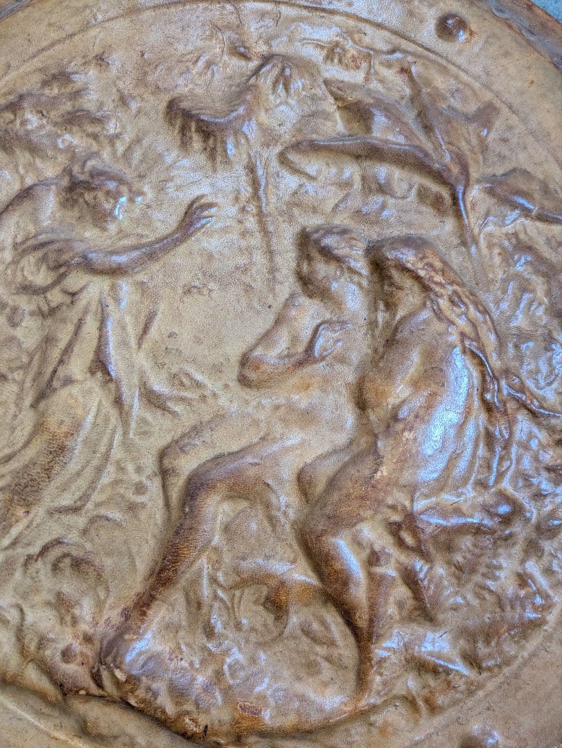 アンティーク　革のエンボス加工壁飾り