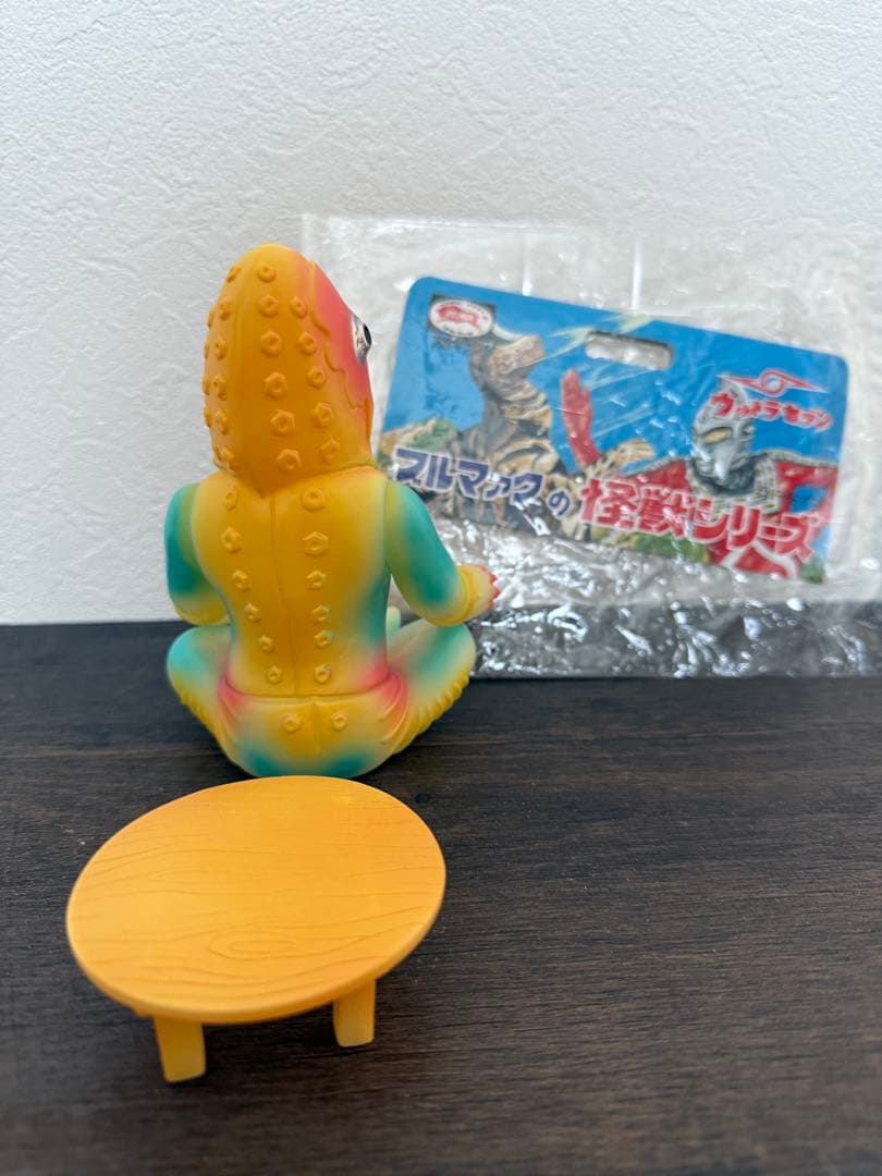 メトロン星人　蓄光　ソフビ　ちゃぶ台付き