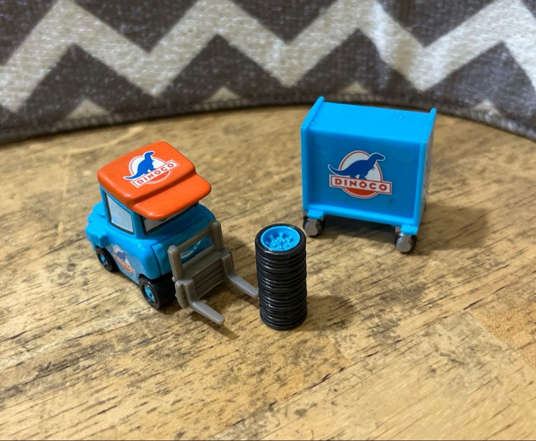 マテル　カーズ　DINCOCO キングハウラー、キング、ピットクルーのセット