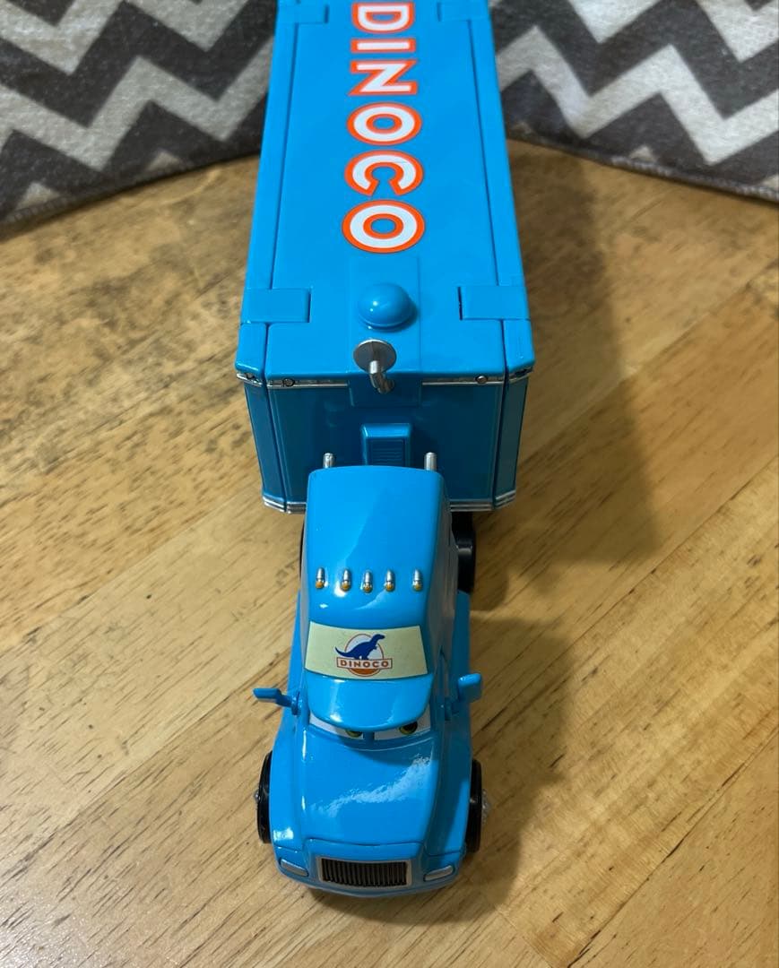 マテル　カーズ　DINCOCO キングハウラー、キング、ピットクルーのセット