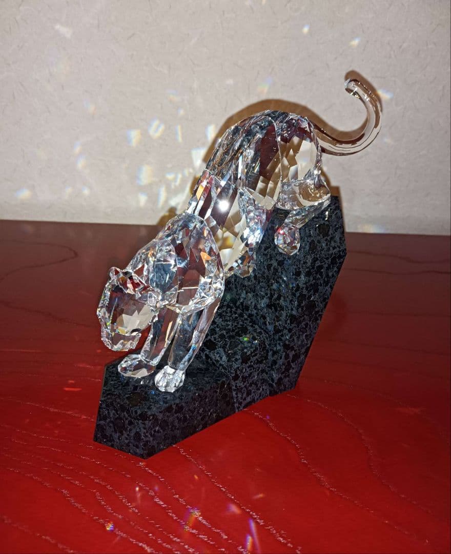 煌めくクリスタルと黒花崗岩のクールなコントラスト★スワロフスキー　フィギュリン