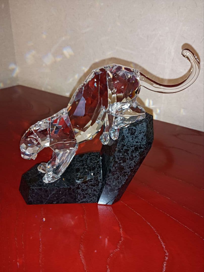 煌めくクリスタルと黒花崗岩のクールなコントラスト★スワロフスキー　フィギュリン