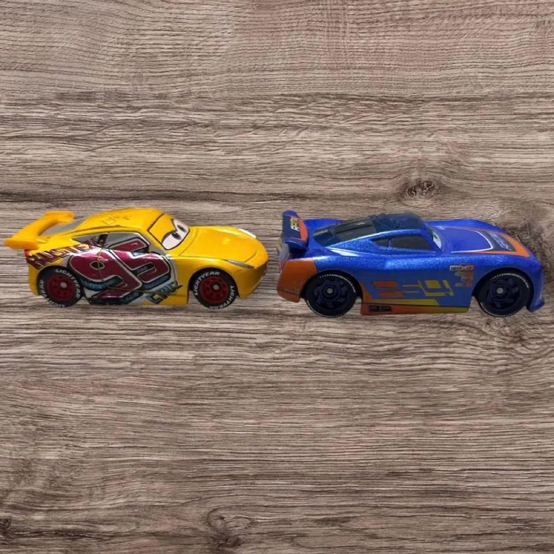 トミカ　カーズ ミニカー 8台セット