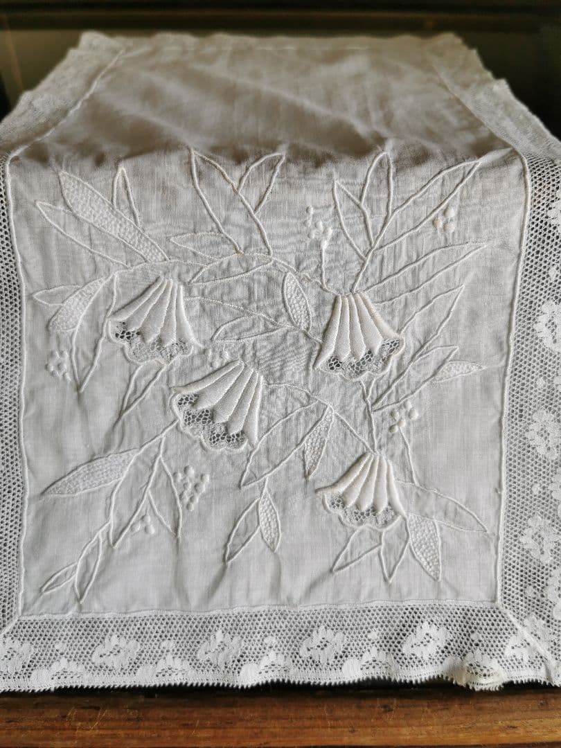 アンティーク 蛍袋 野の花エンブロイダリー 縦長ランナー ノルマンディーレース風