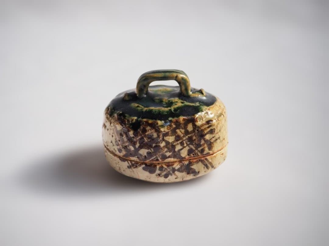 山口錠銕造『織部香合』（共箱）