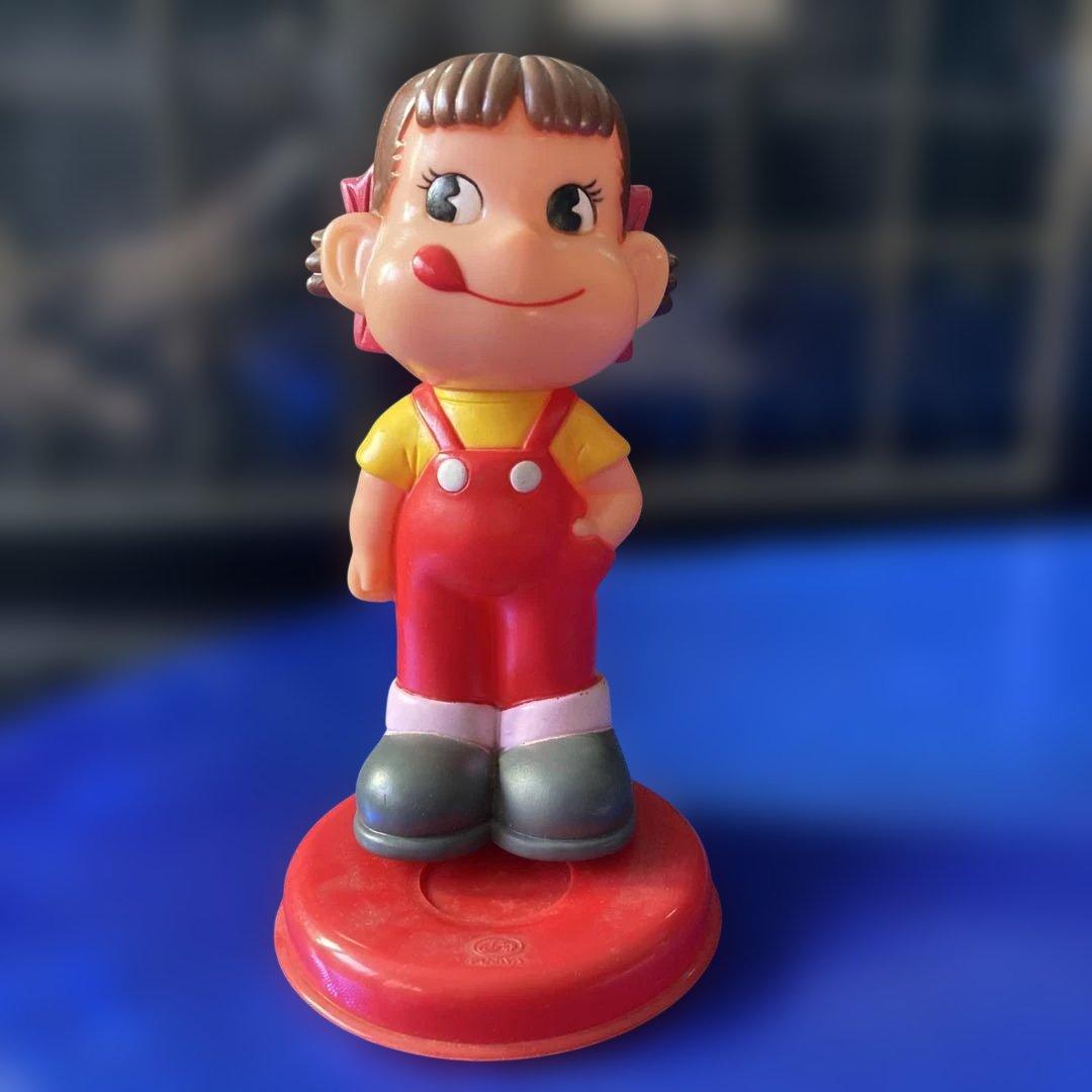 不二家 販促品 ペコちゃんソフビ人形貯金箱 赤台座 非売品