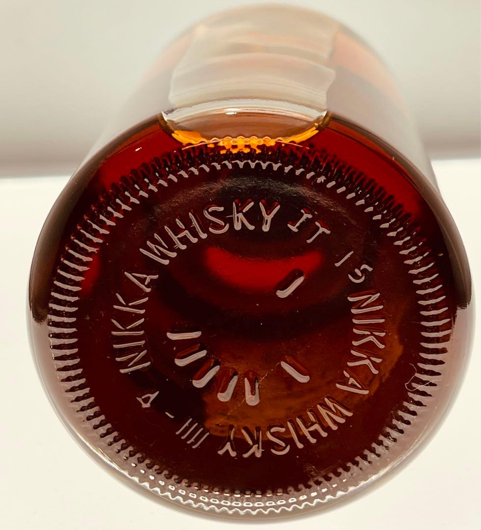 ニッカ余市シングルモルトウィスキー25年及びバランタイン21年の2本です