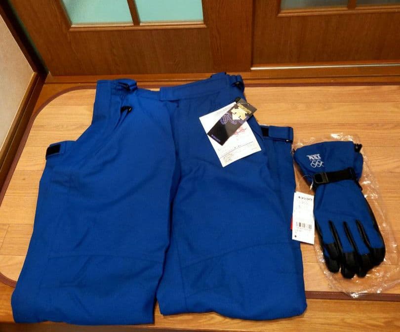 DESCENTE（デサント）のスキーウェアパンツ、手袋セット