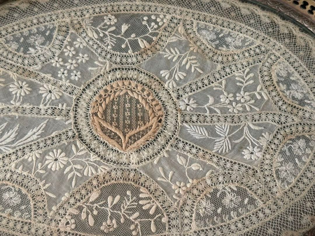 フランスアンティーク ノルマンディーレース入りのガラストレイ