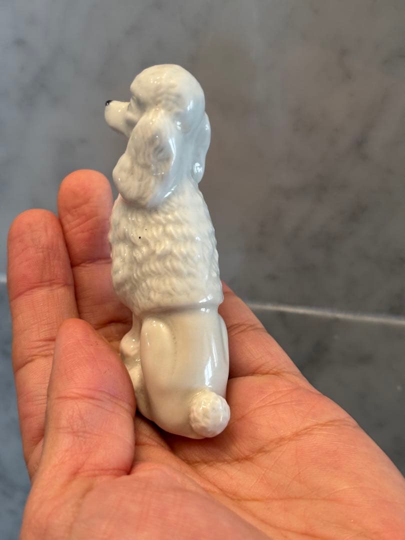 フランスヴィンテージ　手描きのつぶらな美しい瞳で雰囲気抜群の上品なプードル陶器