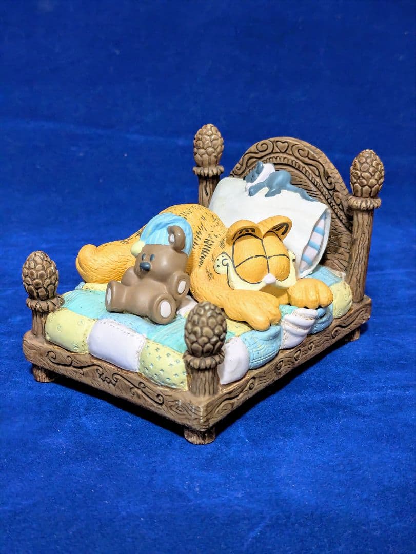 Garfield ベッドで寝るフィギュア