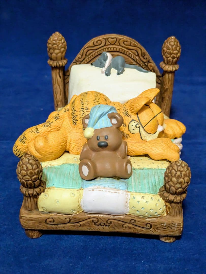 Garfield ベッドで寝るフィギュア