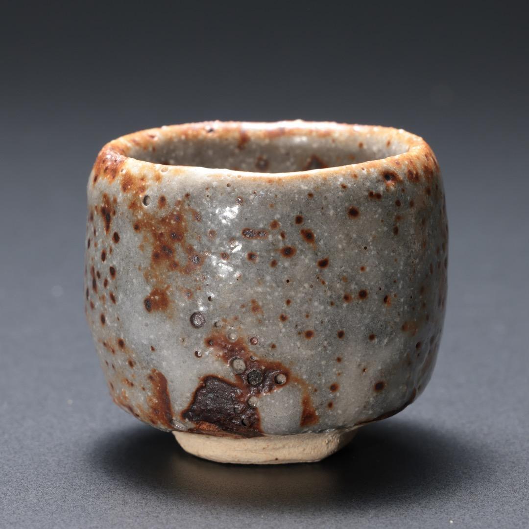 【ぐい呑・盃】 ねずみ志野 ぐい呑み 加藤春鼎作　共箱　R1189ダU